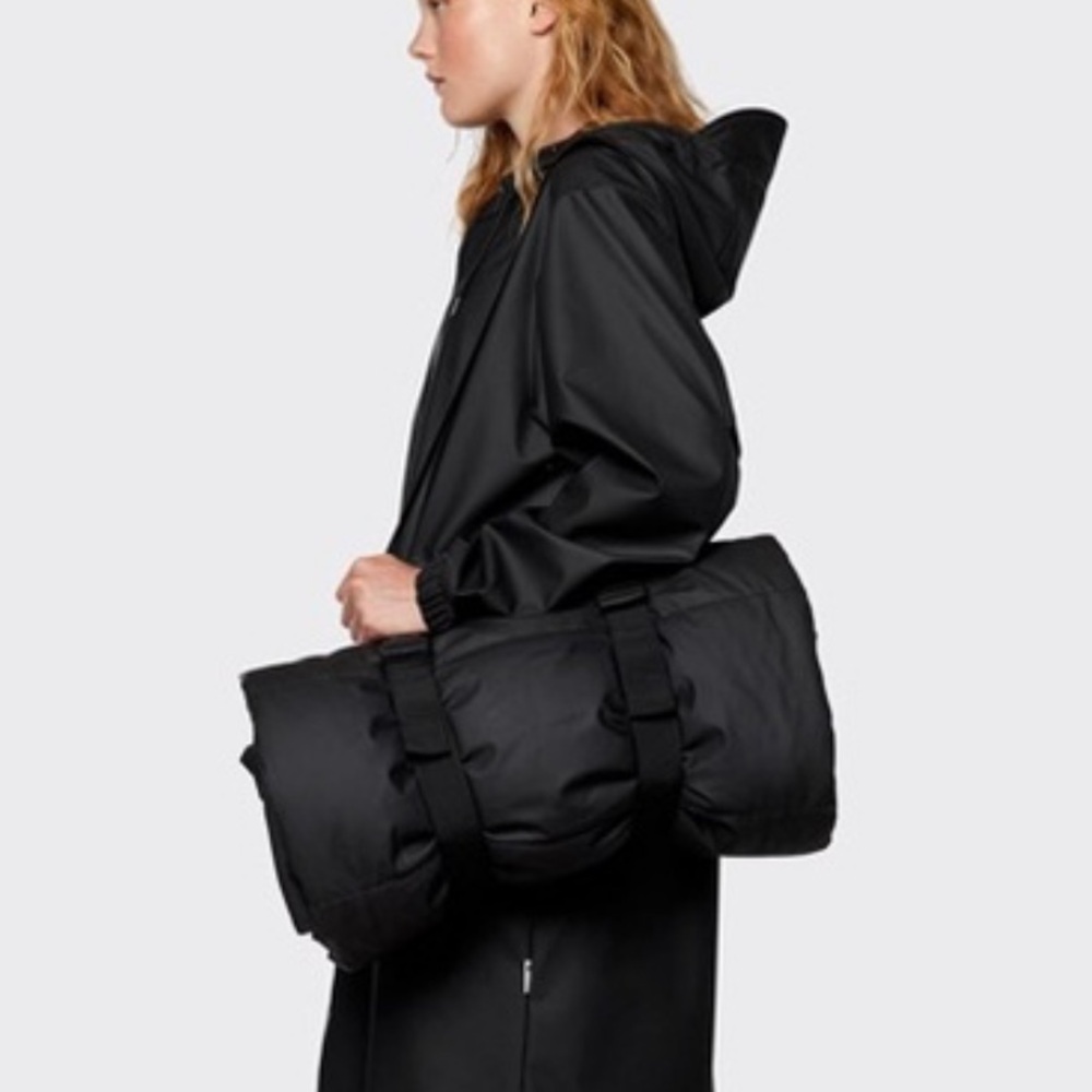 RAINS NWT Trail Blanket - Black